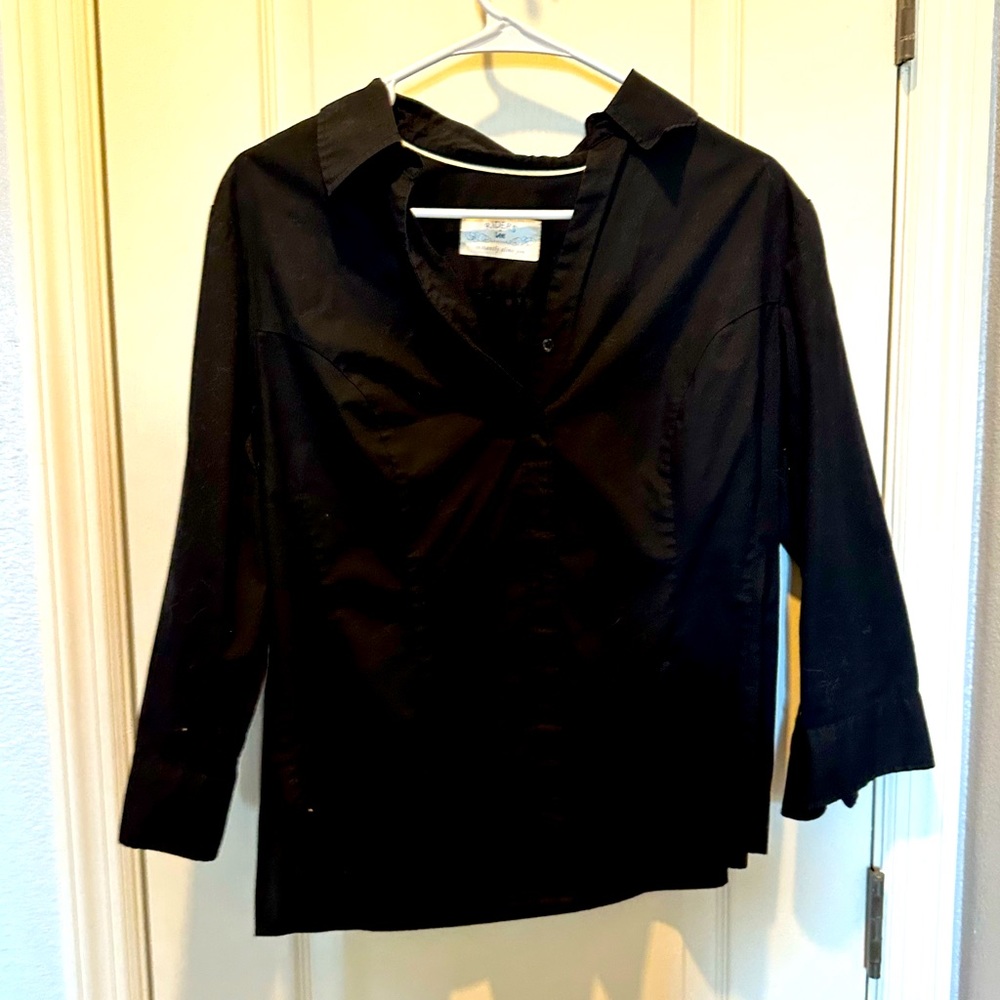 Three-quarter sleeve fitted blouse